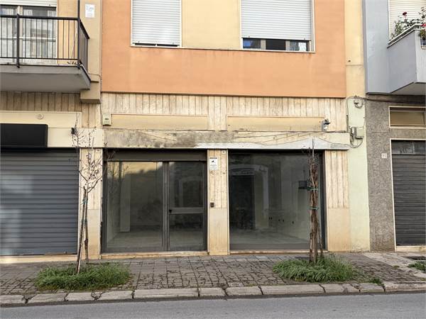 Locale commerciale con due ampie vetrine